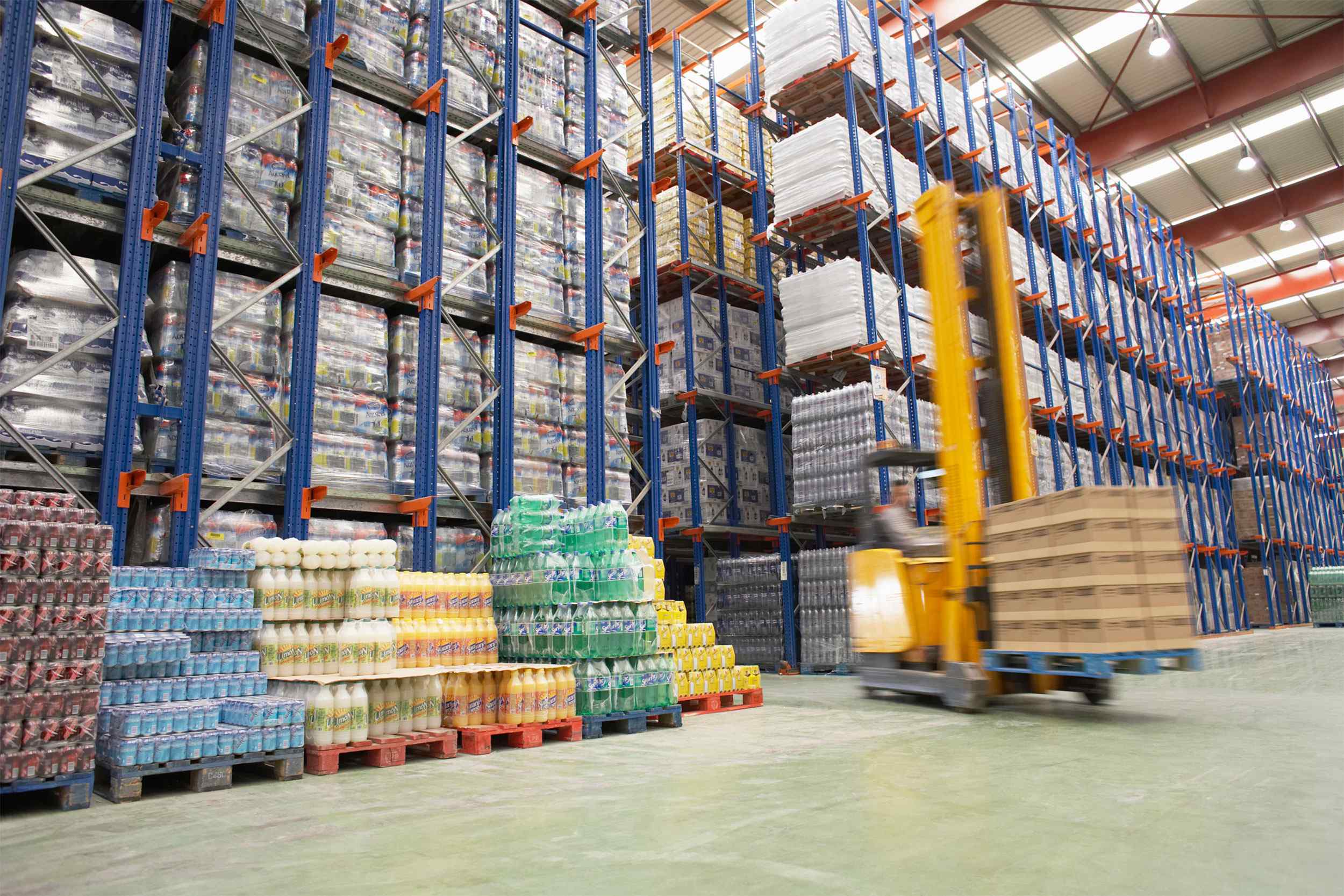 https://premier-courrier.eu/wp-content/uploads/2015/09/Warehouse-and-lifter1.jpg